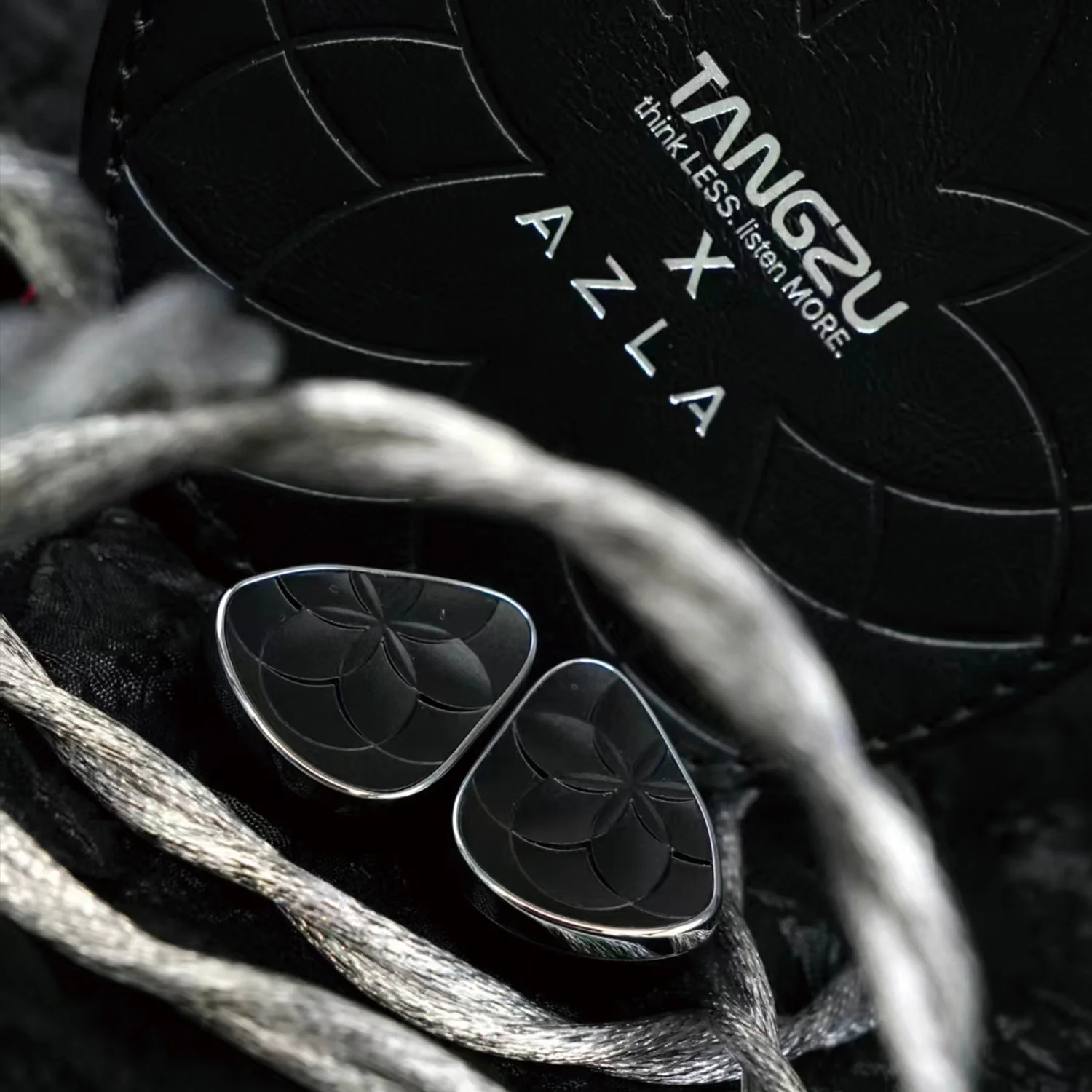 TANGZU X AZLA NOIR BLANC 1 Dynamic Driver 3 Balanced Armature Driver In-Ear Monitor - Image 4